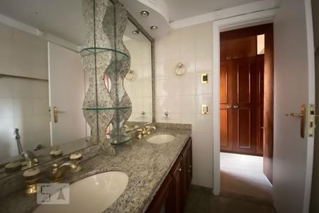 Apartamento à venda com 210m², 4 quartos e 3 vagas Apartamento à venda com 210m², 4 quartos e 3 vagasBanheiro da Suíte 1