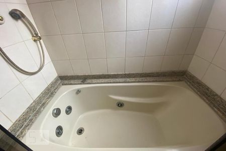 Apartamento à venda com 210m², 4 quartos e 3 vagas Apartamento à venda com 210m², 4 quartos e 3 vagasBanheira