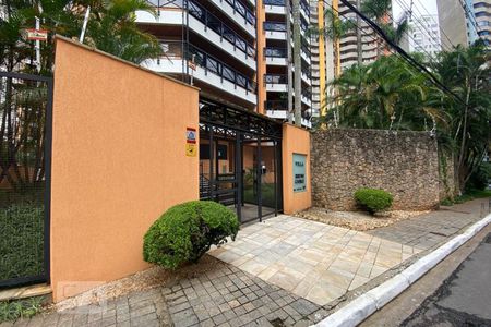 Apartamento à venda com 210m², 4 quartos e 3 vagas Apartamento à venda com 210m², 4 quartos e 3 vagasEntrada