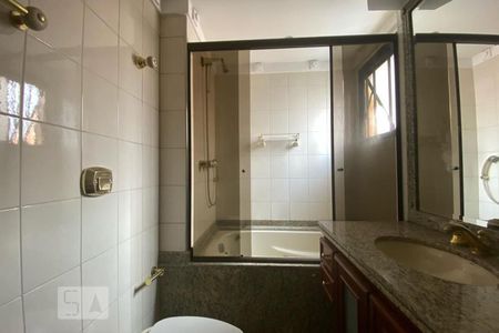 Apartamento à venda com 210m², 4 quartos e 3 vagas Apartamento à venda com 210m², 4 quartos e 3 vagasBanheiro da Suíte 1