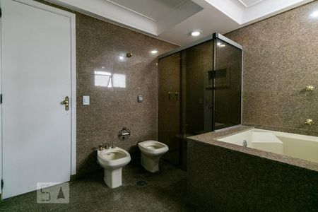 Apartamento à venda com 260m², 5 quartos e 4 vagasBanheiro da Suíte 2