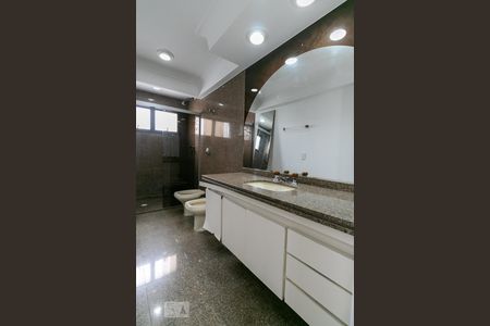 Apartamento à venda com 260m², 5 quartos e 4 vagasBanheiro da Suíte 1