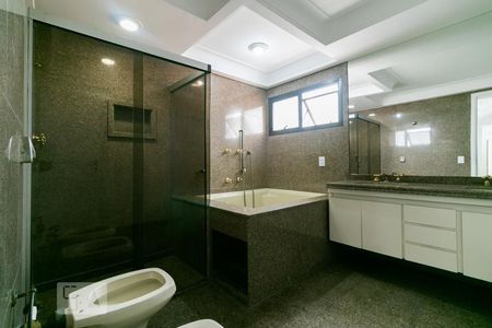 Apartamento à venda com 260m², 5 quartos e 4 vagasBanheiro da Suíte 2