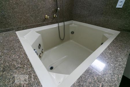 Apartamento à venda com 260m², 5 quartos e 4 vagasBanheiro da Suíte 2 - Banheira