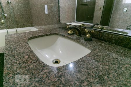 Apartamento à venda com 260m², 5 quartos e 4 vagasBanheiro da Suíte 2 - Pia