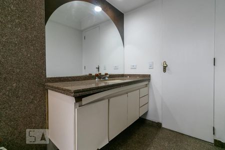 Apartamento à venda com 260m², 5 quartos e 4 vagasBanheiro da Suíte 1