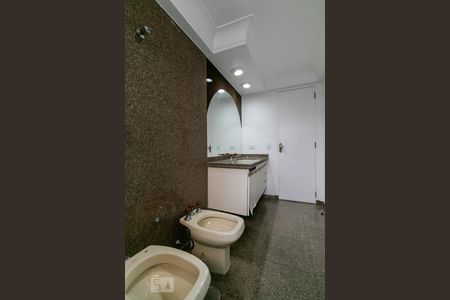 Apartamento à venda com 260m², 5 quartos e 4 vagasBanheiro da Suíte 1