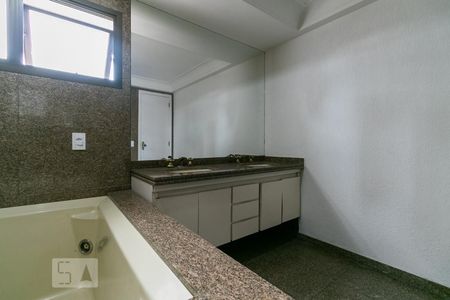 Apartamento à venda com 260m², 5 quartos e 4 vagasBanheiro da Suíte 2