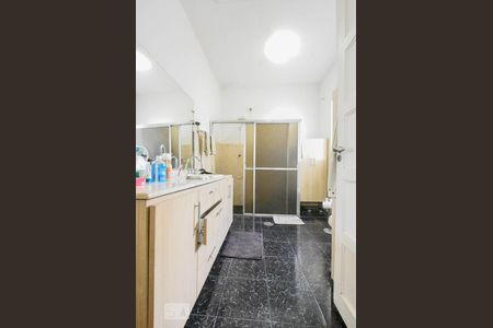 Casa à venda com 200m², 4 quartos e 1 vagaBanheiro 01