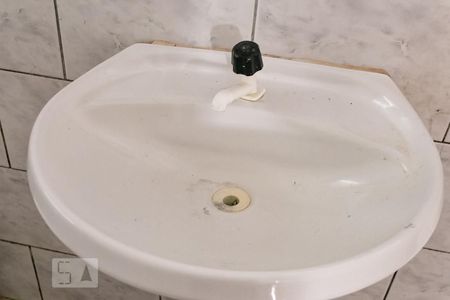 Banheiro - Torneira de casa de condomínio para alugar com 2 quartos, 70m² em Medianeira, Porto Alegre