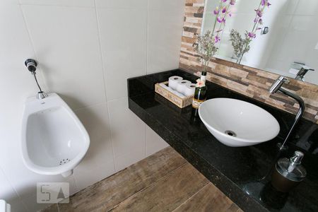 Casa à venda com 340m², 4 quartos e 6 vagasBanheiro de Serviço