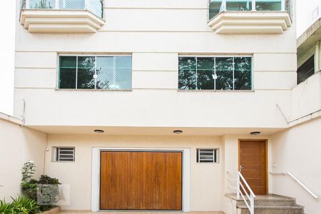 Casa à venda com 340m², 4 quartos e 6 vagasFachada