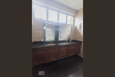 Casa à venda com 750m², 4 quartos e 10 vagasBanheiro da Suíte 1