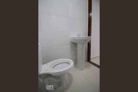 Banheiro de kitnet/studio para alugar com 1 quarto, 35m² em Vila Carbone, São Paulo