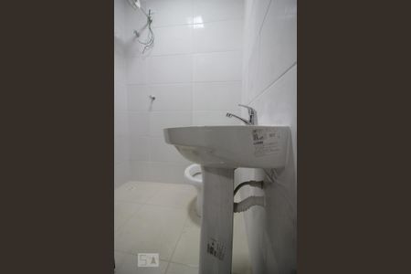 Banheiro de kitnet/studio para alugar com 1 quarto, 35m² em Vila Carbone, São Paulo