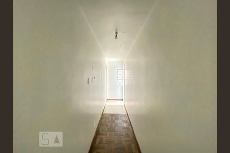 Casa à venda com 250m², 5 quartos e 3 vagas Casa à venda com 250m², 5 quartos e 3 vagasCorredor