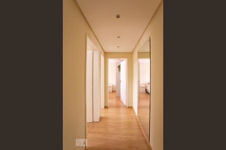 Corredor de apartamento à venda com 2 quartos, 75m² em Cristal, Porto Alegre