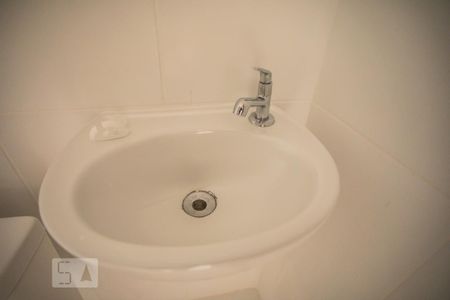 Banheiro de kitnet/studio para alugar com 1 quarto, 26m² em Parque Jabaquara, São Paulo