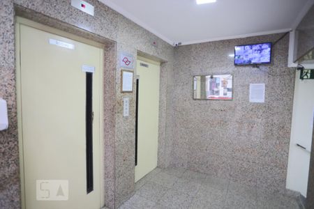 Área Comum - Elevadores da Entrada do Prédio de apartamento para alugar com 1 quarto, 55m² em Gonzaga, Santos