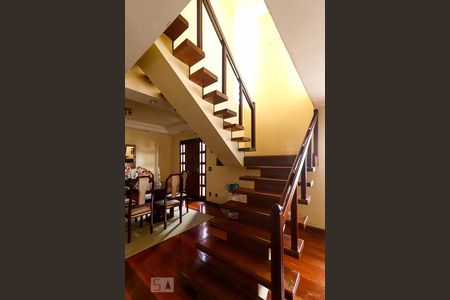 Casa à venda com 650m², 6 quartos e 6 vagasEscada