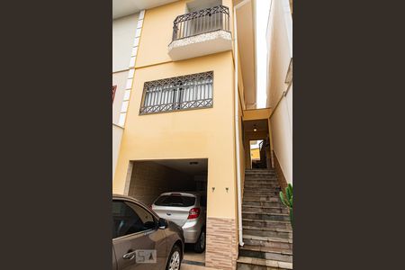 Casa à venda com 180m², 3 quartos e 3 vagas Casa à venda com 180m², 3 quartos e 3 vagasFachada