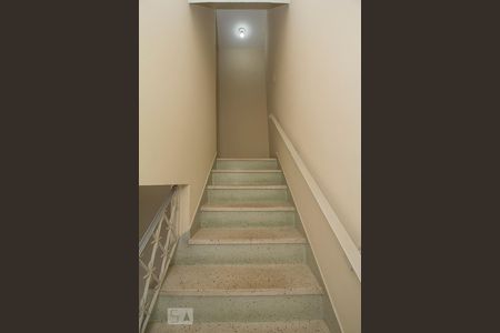 Casa para alugar com 75m², 2 quartos e sem vagaEscada - Acesso piso superior