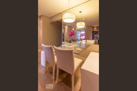 Sala de apartamento à venda com 2 quartos, 74m² em Jardim Tupanci, Barueri