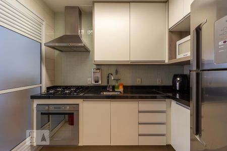 Cozinha de apartamento à venda com 2 quartos, 74m² em Jardim Tupanci, Barueri