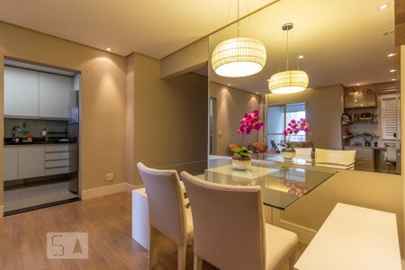 Sala de apartamento à venda com 2 quartos, 74m² em Jardim Tupanci, Barueri