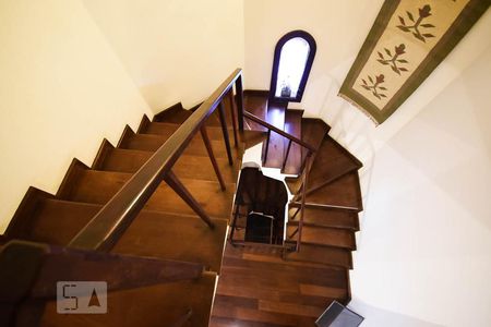 Casa de condomínio à venda com 300m², 3 quartos e 4 vagas Casa de condomínio à venda com 300m², 3 quartos e 4 vagasEscada