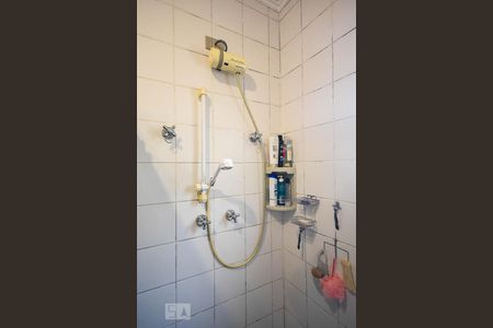 Casa de condomínio à venda com 300m², 3 quartos e 4 vagas Casa de condomínio à venda com 300m², 3 quartos e 4 vagasChuveiro do banheiro