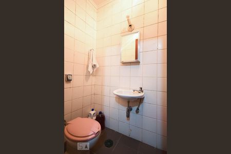 Casa de condomínio à venda com 300m², 3 quartos e 4 vagas Casa de condomínio à venda com 300m², 3 quartos e 4 vagasBanheiro de Serviço