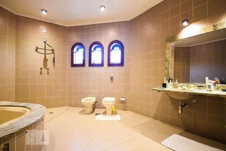 Casa de condomínio à venda com 300m², 3 quartos e 4 vagas Casa de condomínio à venda com 300m², 3 quartos e 4 vagasBanheiro suíte