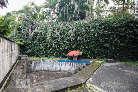 Casa de condomínio à venda com 300m², 3 quartos e 4 vagas Casa de condomínio à venda com 300m², 3 quartos e 4 vagasPiscina