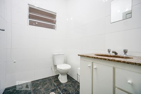 Banheiro social de casa de condomínio para alugar com 1 quarto, 40m² em Vila California, São Paulo