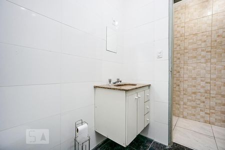 Banheiro social de casa de condomínio para alugar com 1 quarto, 40m² em Vila California, São Paulo