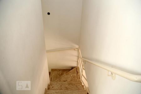Casa de condomínio à venda com 128m², 3 quartos e 2 vagasEscada