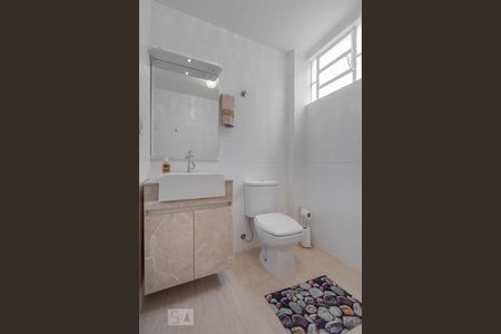 Banheiro de kitnet/studio para alugar com 1 quarto, 45m² em Passo D’areia, Porto Alegre