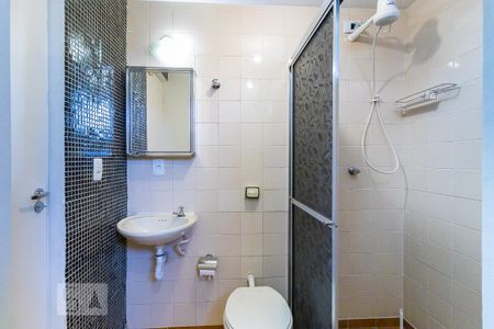 Banheiro de kitnet/studio para alugar com 1 quarto, 51m² em Centro, Campinas