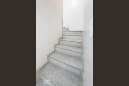 Casa de condomínio à venda com 141m², 3 quartos e 1 vagaEscada