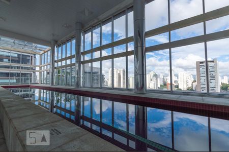 Apartamento para alugar com 69m², 2 quartos e 2 vagas Apartamento para alugar com 69m², 2 quartos e 2 vagasÁrea comum - piscina coberta
