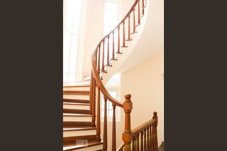 Casa à venda com 800m², 5 quartos e 10 vagasEscada de Acesso ao Terceiro Andar