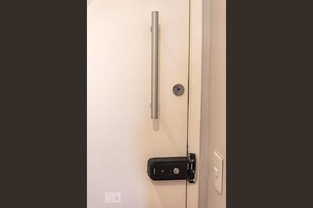 Fechadura eletrônica de apartamento para alugar com 1 quarto, 48m² em Aclimação, São Paulo