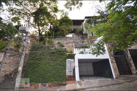 Casa para alugar com 210m², 4 quartos e 1 vagaFachada