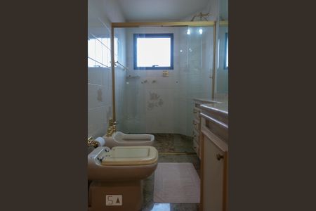 Apartamento para alugar com 255m², 4 quartos e 4 vagas Apartamento para alugar com 255m², 4 quartos e 4 vagasBanheiro da Suíte 2