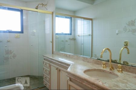 Apartamento para alugar com 255m², 4 quartos e 4 vagas Apartamento para alugar com 255m², 4 quartos e 4 vagasBanheiro da Suíte 2