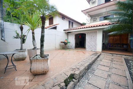 Casa à venda com 500m², 5 quartos e 4 vagas Casa à venda com 500m², 5 quartos e 4 vagasFachada