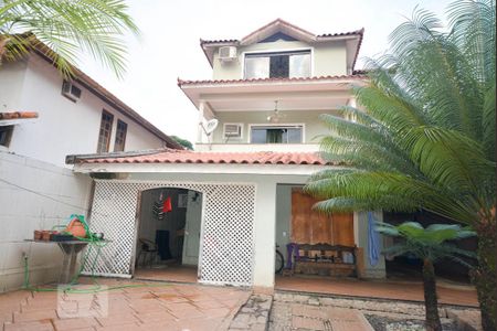 Casa à venda com 500m², 5 quartos e 4 vagas Casa à venda com 500m², 5 quartos e 4 vagasFachada