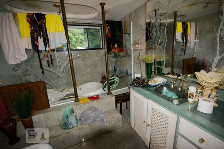 Casa à venda com 500m², 5 quartos e 4 vagas Casa à venda com 500m², 5 quartos e 4 vagasSótão Banheiro