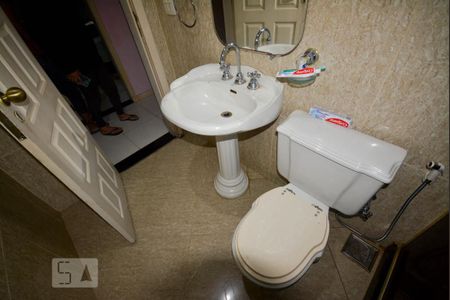 Casa à venda com 500m², 5 quartos e 4 vagas Casa à venda com 500m², 5 quartos e 4 vagasBanheiro Social